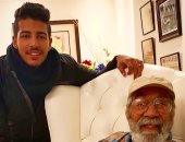 شاهد الظهور الأول للفنان الكبير محمود ياسين مع حفيده بعد غياب طويل
