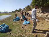 صور.. شباب الأقصر والأجانب يواصلون حملات تنظيف ضفة نهر النيل الغربية