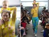 طفل على كتف والدته فى عرض أزياء كولينا سترادا بأسبوع الموضة بنيويورك 