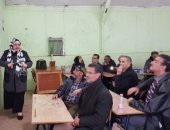 العمر لحظة.. طلاب جزائريون يلتقون مدرستهم بنفس الفصل بعد 50 عاما