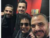 ادعولنا.. شاهد الفنان محمد منير يجهز لعمل جديد من داخل الاستوديو