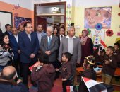 رئيس الوزراء يجرى جولة بمدارس أسوان ويشهد توزيع التابلت على الطلاب