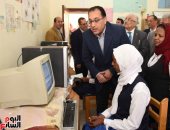 رئيس الوزراء يتابع تجهيزات غرفة الإنترنت بمدرسة الشهيد مجدى كامل بأسوان