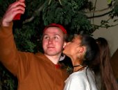 "علشان الصورة تطلع حلوة".. إريانا جراند تفاجئ معجب وتقبله 