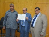 رئيس جامعة الفيوم يشهد توزيع شهادات أمان المصريين