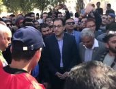 فيديو.. السيلفي يحاصر رئيس الوزراء بالمدينة الشبابية فى أسوان