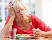 لا تتركهم وحدهم.. كيف تتأثر صحة كبار السن من تناول الطعام بمفردهم؟