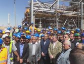 فيديو وصور.. رئيس الوزراء يلتقط صورا تذكارية مع العاملين بمصنع كيما أسوان