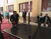 فيديو.. وزير الشباب والرياضة يشارك طالبة مباراة تنس طاولة فى أسوان.. صور