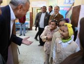 صور.. محافظ قنا: مبادرة "نور حياة" تستهدف توقيع الكشف على 2627 تلميذا