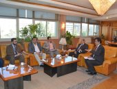 رئيس جامعة الفيوم يستقبل لجنة متابعة تطبيق الاختبارات الإلكترونية
