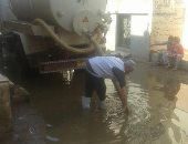 شفط مياه الصرف الصحى المتراكمة بشوارع قرية المحمودية بالشرقية