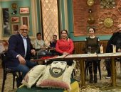 أيمن بهجت قمر وتوما يتحدثان عن أعمالهما فى "قهوة أشرف".. اليوم