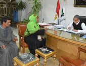 محافظ سوهاج يوجه بعلاج 3 أشقاء مصابين بضمور فى العضلات على نفقة الدولة