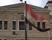 قارئ يشارك صورة علم مصر ممزق فى أحد شوارع محافظة الإسكندرية