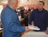 محافظ الوادى الجديد يتفقد منفذ سلع وزارة الزراعة بالخارجة 