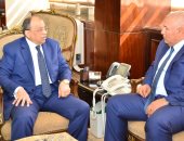 وزير التنمية المحلية يعقد اجتماعًا مع محافظ الوادى الجديد لبحث ملفات التنمية