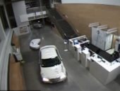 فيديو.. سيدة تقتحم مركز شرطة بسيارتها فى لوس أنجلوس والشرطة تبحث عن الدوافع