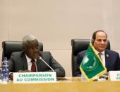 رئيس مفوضية الاتحاد الأفريقى ينشر صورته مع السيسى معلقا: تشرفت بالجلوس جواره