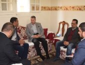 محافظ بنى سويف يزور أسرة لديها 3 أبناء مصابين بمرض نادر للإطمئنان عليهم