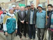 فيديو.. محافظ كفر الشيخ يتفقد الخدمات بشوارع المدينة.. ويتحدث مع عمال النظافة