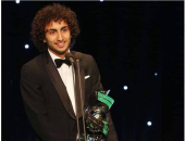 يالها من لحظة.. عمرو وردة يحتفل بحصوله على جائزة أفضل محترف بالدورى اليونانى