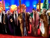 فيديو.. خادم الحرمين الشريفين يؤدى العرضة السعودية عقب تدشين مشروعات تنموية