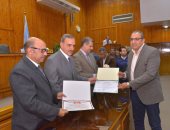 محافظ أسيوط يكرم مفتشى "الصحة" لضبطهم أدوية مهربة بـ25 مليون جنيه