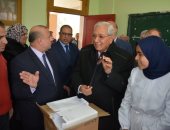 صور.. محافظ الدقهلية يسلم التابلت للطلاب.. ويؤكد: تطوير التعليم مشروع قومى