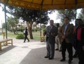 محافظ أسوان يعطى مهلة أسبوعا لرفع كفاءة الحدائق بوسط المدينة 