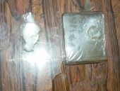 ضبط راكب بالمطار يخفى مواد مخدرة بين طيات ملابسه قبل سفره للكويت