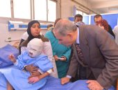 محافظ أسيوط يزور الطفلة نوران ضحية "الضغط العالى" بالمستشفى الجامعى