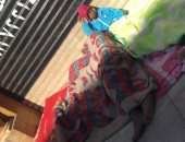 "إحنا معاك".. قارئ يشارك بصورة لأسرة مشردة بالإسكندرية