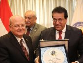 وزير التعليم العالى يكرم رئيس جامعة الزقازيق باجتماع المجلس الأعلى للجامعات