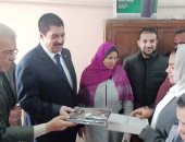 صور.. محافظ القليوبية ووكيل وزارة التربية والتعليم يوزعان التابلت على الطلاب