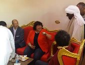 صور.. وزيرة الثقافة تستجيب لطلب مواطن بتناول الشاى بمنزله بزيارتها لأسوان