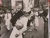 وفاة الأمريكى جورج ميندونسا صاحب أشهر قبلة بعد الحرب العالمية الثانية