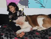قارئة تشارك صورة ابنها مع كلبه "سيمبا" وتؤكد: مصدر سعادته ولا يفارقه