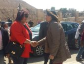فيديو وصور.. وزيرة الثقافة تصل متحف النيل بأسوان وسط استقبال بالمزمار البلدى