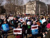 صور.. احتجاجات تجوب أمريكا ضد فرض ترامب حالة الطوارئ لتمويل جدار المكسيك 