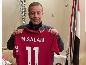 محمد صلاح يلبى طلب الفنان شريف منير ويهديه قميصه فى ليفربول