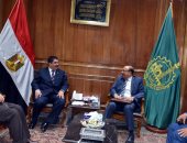 محافظ القليوبية يبحث إنشاء عدد من محطات تموين السيارات بالغاز بالمحافظة 