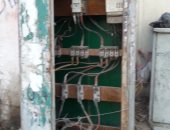 قارئ يرصد كشك كهرباء مفتوح بجوار سور مدرسة فى حلوان