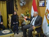 محافظ الوادي الجديد يبحث إقامة حاضنة للمشروعات الصغيرة بالمحافظة 