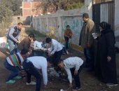 شكوى من إجبار مسئولى مدرسة أبو الشقوق الطلاب على جمع القمامة بالشرقية
