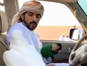 شاهد ولى عهد دبى يستضيف "صقر" داخل سيارته