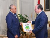 الاتحاد الأفريقى يبرز لقاء الرئيس السيسي مع أحمد أحمد رئيس الكاف
