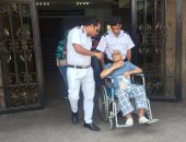 فيديو.. الشرطة تنقل كبار السن والمرضى من المنازل للجان