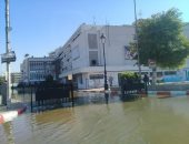 صور.. غرق ميدان المحطة وديوان محافظة أسوان بالمياه بعد كسر بخط رئيسى