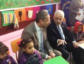 فيديو وصور.. وزير التعليم يشارك أطفال الحضانة بالجلوس داخل قاعة التدريس 